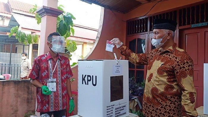 Calon Gubernur Sumbar Mahyeldi Nyoblos Bersama Istri, Anak dan Menantu