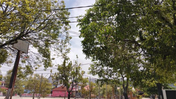 CUACA PADANG- Kondisi cuaca mendung menyelimuti kawasan Sawahan, Kecamatan Padang Timur, Kota Padang, Senin (16/2/2026). BMKG Minangkabau memprakirakan Kota Padang berpotensi diguyur hujan lebat pada siang hingga sore hari.