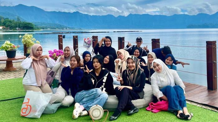 DANAU MANINJAU- Penampakan pengunjung saat berfoto bersama di kawasan Danau Maninjau, Kabupaten Agam, Sumatera Barat.