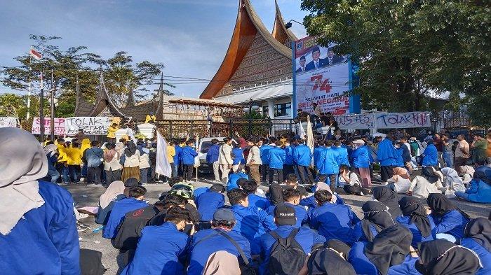 BEM Se Sumbar Gelar Aksi Tolak RKUHP di Depan Kantor DPRD Sumbar, Akses Jalan S Parman Ditutup