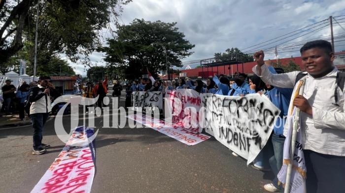 demo di kantor gubernur dari BEM SI Sumbar 18/5/2026