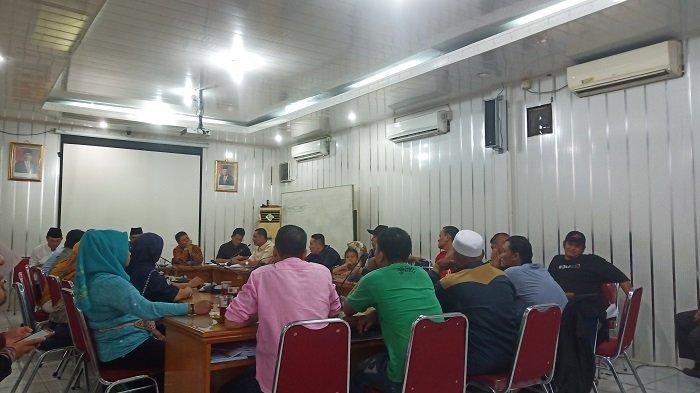 DPRD Padang Hearing dengan Perwakilan Pedemo Tolak Usir PKL di Gedung Bundar Sawahan