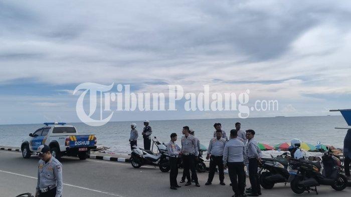 PUNGLI DI PADANG- Sejumlah personel Dinas Perhubungan (Dishub) Kota Padang melakukan pengawasan dan penertiban di kawasan Pantai Padang, tepatnya di area jembatan belakang Hotel Pangeran Beach, Jumat (27/3/2026). Langkah ini diambil merespons keluhan warga terkait munculnya kembali dugaan praktik pungutan liar (pungli) bermodus parkir di lokasi tersebut untuk memastikan kenyamanan wisatawan.