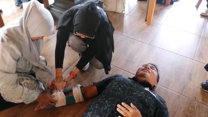 PELATIHAN P3K UNP - Guru-guru PJOK se-Kota Padang mempraktikkan teknik pertolongan pertama pada kecelakaan (P3K) saat simulasi penanganan cedera olahraga dalam kegiatan pelatihan yang digelar Departemen Pendidikan Olahraga, Fakultas Ilmu Keolahragaan, Universitas Negeri Padang (UNP), di Padang.