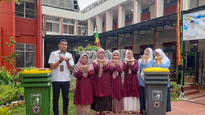 enam tong diserahkan kepada SMP Semen Padang School