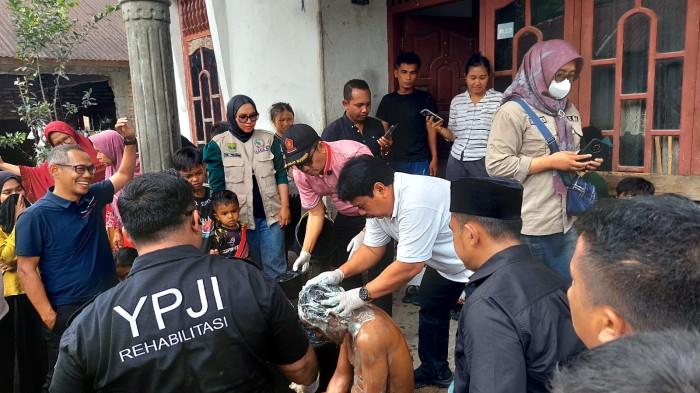 EVAKUASI ODGJ- Jeritan kemanusiaan akhirnya didengar, Setelah sempat menjadi sorotan tajam dan memantik kecaman publik, Roni Aries (42), Orang dengan Gangguan Jiwa (ODGJ) yang dipasung di Korong Tampunik, Nagari Singguliang, Kabupaten Padang Pariaman, Sumatera Barat, berhasil dibebaskan. Ia kini telah dievakuasi dan dipindahkan ke Rumah Sakit Jiwa (RSJ) Prof. HB. Saanin Padang untuk menerima perawatan intensif yang layak.