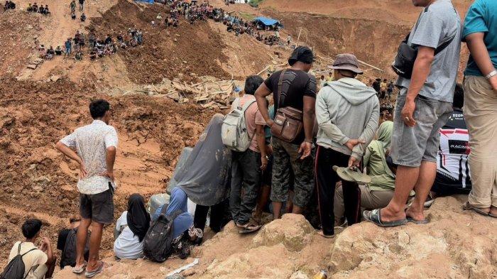TERTIMBUN LONGSOR- Masyarakat secara bersama-sama mengevakuasi korban tertimbun longsor di area tambang emas Nagari Padang Laweh, Kecamatan Koto VII, Kabupaten Sijunjung, Sumatera Barat, Kamis (14/5/2026).