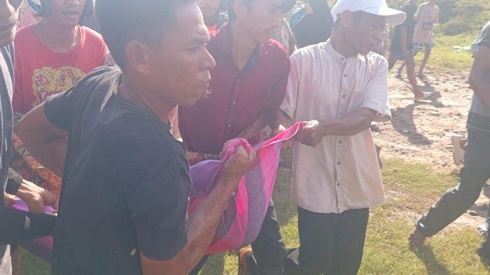 EVAUKASI NELAYAN- Warga bersama unsur SAR gabungan mengevakuasi jenazah nelayan yang sebelumnya dilaporkan hilang setelah perahu yang ditumpanginya terbalik akibat dihantam ombak di Muara Ampiang Parak, Kabupaten Pesisir Selatan, Selasa (19/5/2026). Korban bernama Iral (35) ditemukan dalam kondisi meninggal dunia sekitar 50 meter dari lokasi kejadian dan selanjutnya dibawa ke rumah duka.