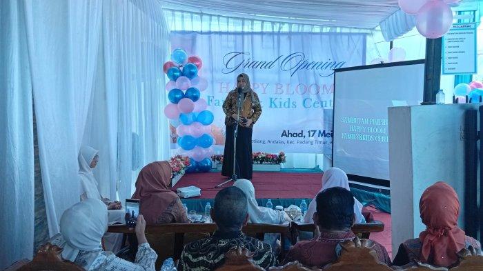 TEMPAT LAYANAN- Grand opening Happy Bloom Family & Kids Centre di Jalan Ketilang, Kelurahan Andalas, Kota Padang, Sumatera Barat, Minggu (17/5/2026). Peresmian pusat layanan tumbuh kembang anak tersebut ditandai dengan penyerahan plakat dan pemotongan tumpeng yang turut dihadiri Ketua TP-PKK Sumbar, Ny. Harneli Mahyeldi.