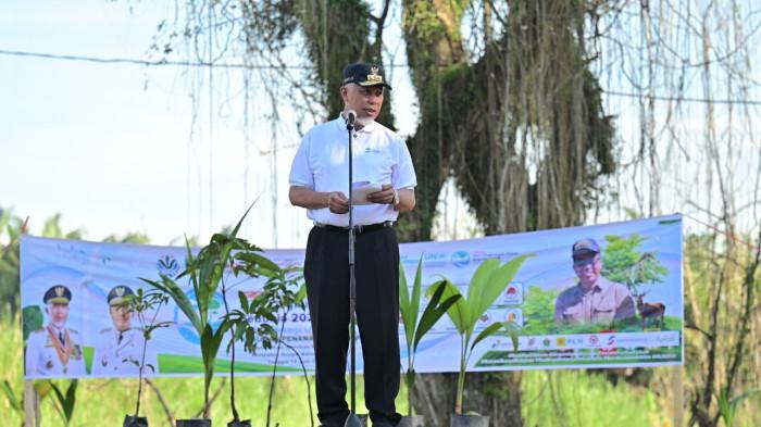 AKSI PENANAMAN POHON- Gubernur Sumatera Barat, Mahyeldi Ansharullah, memimpin aksi penanaman 1.000 pohon di kawasan Hutan Kota Malvinas, sempadan Sungai Batang Kuranji, Kota Padang, Jumat (12/6/2026).