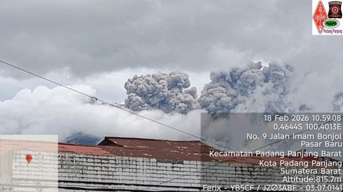 ERUPSI GUNUNG MARAPI - Gunung Marapi di Sumatera Barat mengalami erupsi pada Rabu (18/2/2026) pukul 10.53 WIB. Letusan terekam di seismogram dengan amplitudo maksimum 30 mm dan durasi sekitar 31 detik, sementara tinggi kolom abu tidak teramati secara visual. Status Marapi saat ini berada pada Level II (Waspada).