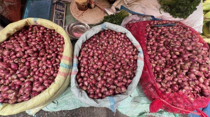 BAWANG MERAH- Penampakan barang merah yang dijual di kawasan Pasar Raya, Kecamatan Padang Barat, Kota Padang, Kamis (26/2/2026) siang.