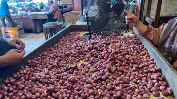 HARGA BAWANG MERAH- Tumpukan bawang merah yang dijual pedagang di Pasar Raya Padang, Kecamatan Padang Barat, Kota Padang, Sumatera Barat, Kamis (11/6/2026). Untuk Bawang Merah kualitas super, saat ini dibanderol seharga Rp38.000 per kilogram.