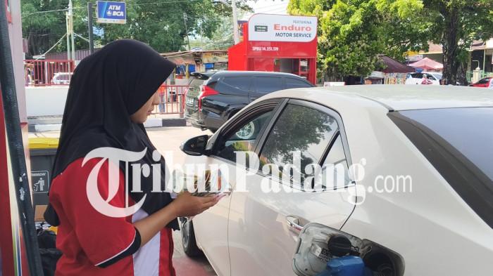 BBM PERTAMAX NAIK- Petugas melayani pengisian BBM jenis Pertamax di salah satu SPBU di Kota Padang, Sumatera Barat, Rabu (10/6/2026). Harga Pertamax di Sumbar resmi naik menjadi Rp17.000 per liter dan menjadi salah satu yang tertinggi di Indonesia.