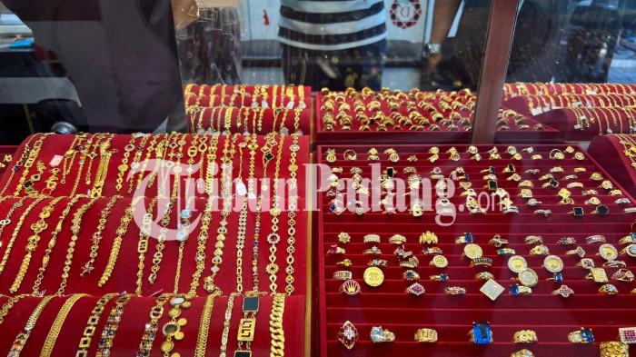 HARGA EMAS- Emas perhiasan yang dijual di Toko Emas Damrah yang berlokasi di kawasan Pasar Raya, Kota Padang, Sumatera Barat, Kamis (11/6/2026).