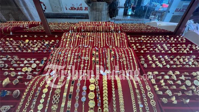 HARGA EMAS- Berbagai koleksi perhiasan emas mulai dari cincin, kalung, hingga gelang terpajang di etalase salah satu toko emas di Pasar Raya Padang, Sumatera Barat, Rabu (11/3/2026).