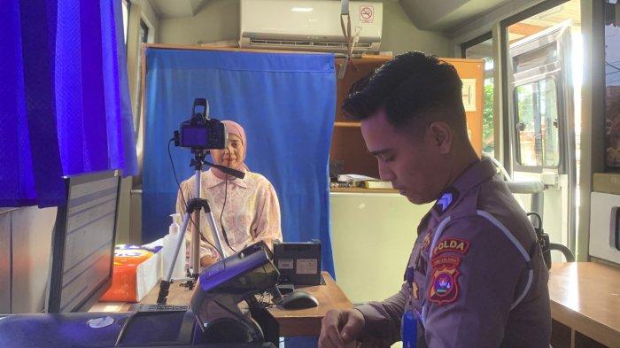 JADWAL SIM KELILING – Petugas kepolisian saat melayani masyarakat memperpanjang Surat Izin Mengemudi lewat layanan SIM Keliling yang digelar di Kantor Samsat Kota Padang, Jalan Asahan, Kelurahan Rimbo Kaluang, Kecamatan Padang Barat, Kota Padang, Rabu (14/1/2026).