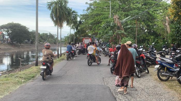 AKSES JALAN TERGANGGU- Akses jalan terganggu akibat adanya peristiwa kebakaran di kawasan Jalan Banjir Kanal, Alai Parak Kopi, Kota Padang, Provinsi Sumatera Barat, Selasa (4/11/2025) sore.