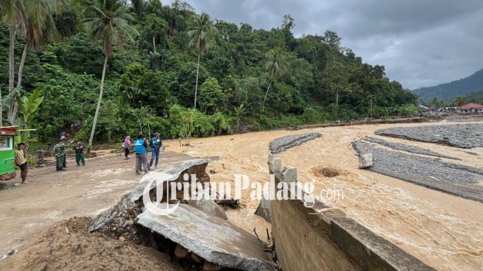 JALAN PUTUS- Akses jalan penghubung Kapalo Koto-Lambung Bukit di Kecamatan Pauh, Kota Padang, terputus dan tidak bisa dilewati kendaraan roda dua maupun roda empat, pada Senin (15/12/2025).