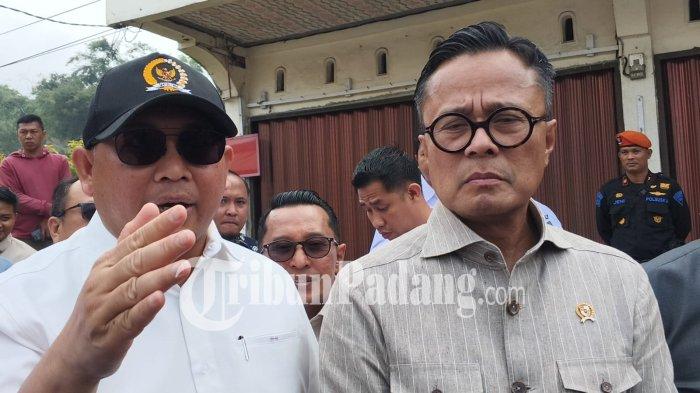 JALUR PENYELAMTAN- Pimpinan BP BUMN sekaligus COO Danantara Dony Oskaria didampingi Wakil Ketua Komisi VI DPR RI Andre Rosiade bersama Gubernur Sumbar Mahyeldi dan Bupati Tanah Datar Eka Putra meninjau kawasan rawan kecelakaan di Panyalaian, Kecamatan X Koto, Kabupaten Tanah Datar, Kamis (19/2/2026).