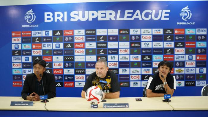 BRI SUPER LEAGUE - Pelatih Semen Padang FC, Dejan Antonic (tengah), didampingi pemain Firman Juliansyah (kanan) saat memberikan keterangan kepada awak media pada sesi konferensi pers jelang laga pekan ke-21 BRI Super League 2025/2026 melawan Arema FC, Sabtu (14/2/2026). Semen Padang FC menargetkan mencuri poin dalam laga tandang tersebut. (Istimewa/Semen Padang FC)