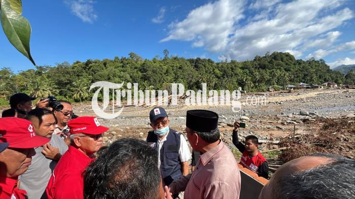 Ketua Umum PMI, Jusuf Kalla, saat mengunjungi aliran sungai kawasan Batu Busuk yang terdapat kayu dan bebatuan yang terbawa banjir bandang di Kecamatan Pauh, Kota Padang, Sumatera Barat, Sabtu (20/12/2025).