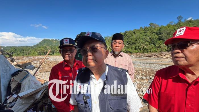 KUNJUNGAN LOKASI BENCANA- Kunjungan Ketua Umum (Ketum) Palang Merah Indonesia (PMI) Jusuf Kalla, mengunjungi lokasi bencana di kawasan Batu Busuk, Kecamatan Pauh, Kota Padang, Sumatera Barat, Sabtu (20/12/2025).