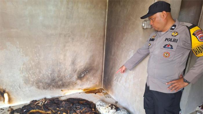 WANITA BAKAR DIRI- Petugas kepolisian saat mendatangi kamar kos-kosan yang menjadi TKP seorang wanita muda berinisial R (20) diduga nekat membakar dirinya sendiri yang berlokasi di kawasan Berok Nipah, Kecamatan Padang Barat, Kota Padang, Provinsi Sumatera Barat (Sumbar), Selasa (23/9/2025).