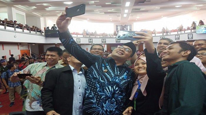 Bertanya pada Ridwan Kamil Saat Kuliah Umum di Unand, Perempuan Ini 'Protes' Belum Difollow Balik