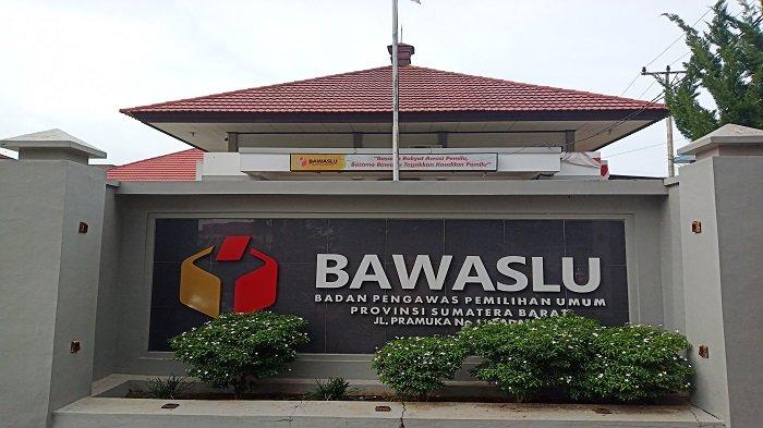 Bawaslu Setop Mobil Dinas Gubernur Sumbar Masuk Kantor KPU saat PKS Daftarkan Caleg