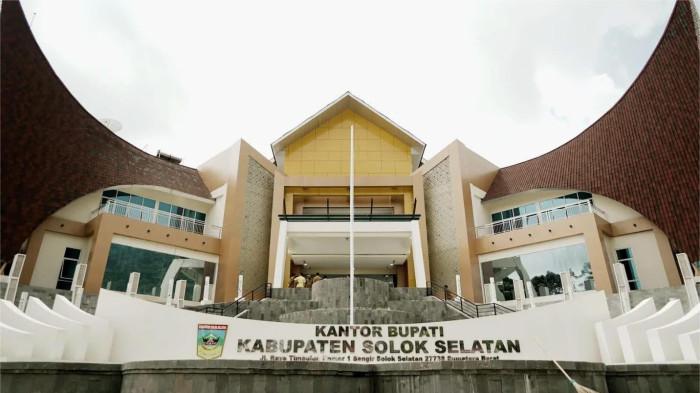 KANTOR BUPATI SOLSEL- Penampakan Kantor Bupati Solok Selatan yang baru saja diresmikan dan terletak di jantung kabupaten tersebut dilakukan pada Rabu (7/1/2026).