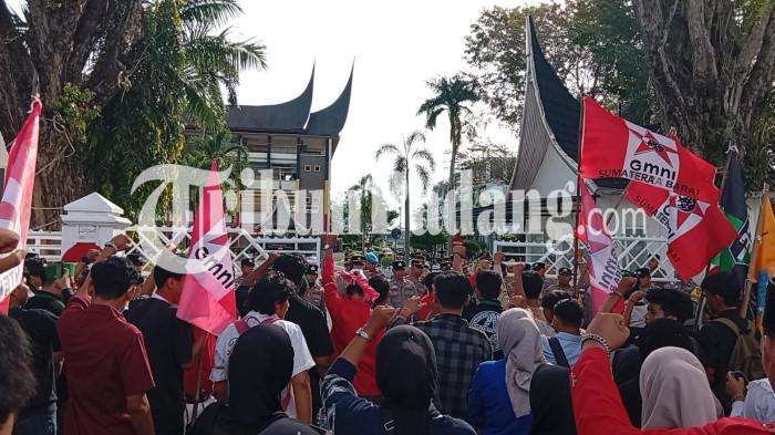 AKSI DEMO- Petugas kepolisian mengamankan jalannya aksi demo yang digelar mahasiswa di depan kantor Gubernur Sumbar, Jalan Sudirman, Kota Padang, Senin (15/6/2026) sore.