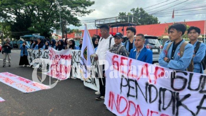 AKSI UNJUK RASA- Puluhan mahasiswa yang tergabung dalam Badan Eksekutif Mahasiswa Seluruh Indonesia (BEM SI) Wilayah Sumatera Barat menggelar aksi unjuk rasa di depan Kantor Gubernur Sumatera Barat (Sumbar), Senin (18/5/2026) siang.