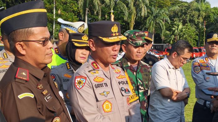 PENGAMANAN LIBUR LEBARAN- Kapolda Sumatera Barat Irjen Pol Gatot Tri Suryanta memberikan keterangan kepada wartawan usai apel gelar pasukan Operasi Ketupat Singgalang 2026 di Lapangan Imam Bonjol, Kota Padang, Kamis (12/3/2026). Dalam kesempatan itu, Kapolda mengimbau masyarakat yang mudik Lebaran untuk melaporkan rumah yang ditinggalkan ke kantor polisi terdekat atau melalui layanan 110 guna memastikan keamanan selama ditinggal pemiliknya.