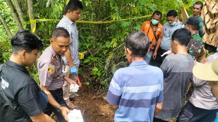 EVAKUASI KORBAN– Petugas kepolisian bersama tim terkait melakukan olah Tempat Kejadian Perkara (TKP) sekaligus mengevakuasi jasad korban pembunuhan yang ditemukan terkubur di belakang rumah di Jorong Pasar Palembayan, Nagari Ampek Koto Palembayan, Kecamatan Palembayan, Kabupaten Agam, Selasa (31/3/2026).