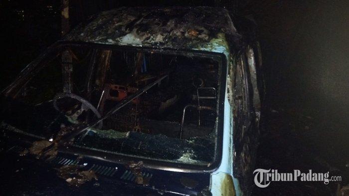 Angkot Padang Jurusan Siteba Terbakar di Bengkel Las, Warga Dengar Suara Ledakan