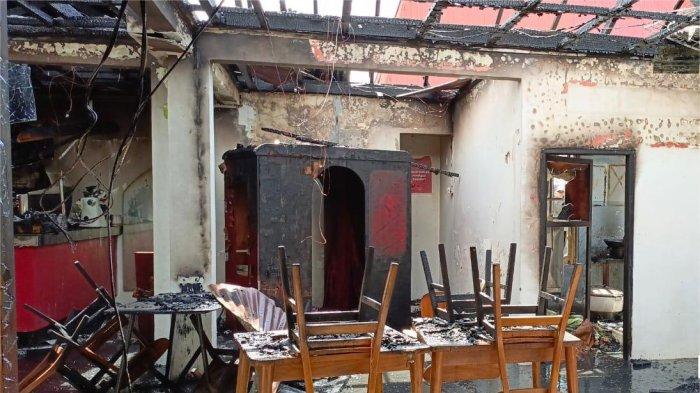 KEBAKARAN COFFEE SHOP- Kondisi coffee shop yang hangus terbakar di Kelurahan Bukik Cangang Kayu Ramang, Kecamatan Guguk Panjang, Kota Bukittinggi, Jumat (27/2/2026).