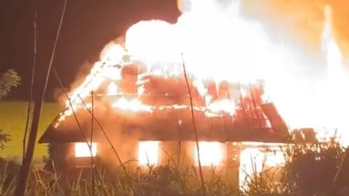 Rumah Kayu di Lasi Agam Hangus Terbakar, Pemadaman Berlangsung 1 Jam dan Kerugian Capai Rp70 Juta