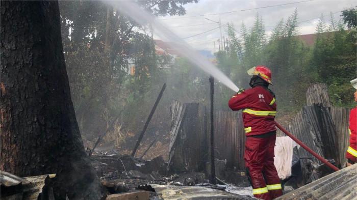 Jenazah Ibu dan Anak yang Tewas dalam Kebakaran di Alai Parak Kopi dibawa ke RS Bhayangkara Padang