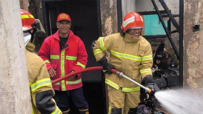 PEMADAMAN KEBAKARAN – Petugas Dinas Pemadam Kebakaran dan Penyelamatan Kota Bukittinggi bersama tim Damkar Agam melakukan proses pendinginan pascakebakaran rumah warga di Jorong Katapiang, Nagari Lawang, Kecamatan Matur, Kabupaten Agam, Minggu (5/4/2026). Kebakaran tersebut menghanguskan satu unit rumah dan menyebabkan kerugian ratusan juta rupiah.