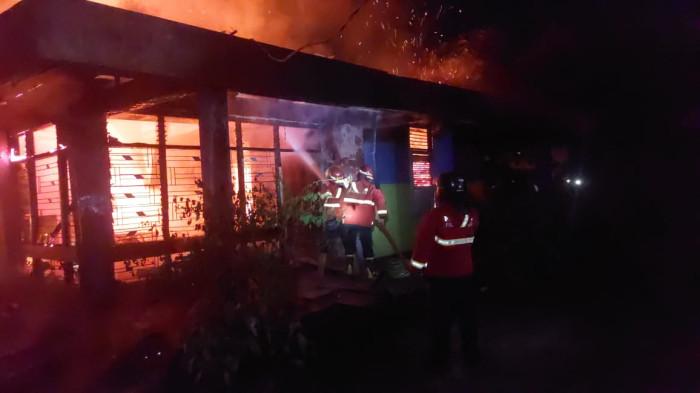 KEBAKARAN- Kebakaran hebat melanda kawasan Jati Kampung Pinang, Kelurahan Jati, Kecamatan Padang Timur, Kota Padang, Selasa (12/1/2026).