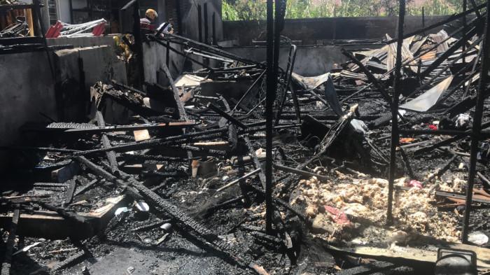 BREAKING NEWS Delapan Unit Bangunan Hangus Terbakar di Bukittinggi, Dua Rumah dan Enam Kontrakan