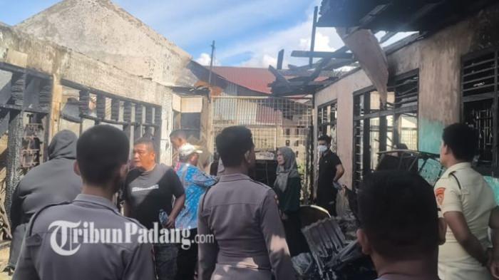 KEBAKARAN DI PADANG - Api membakar sejumlah bangunan di Jalan Nusa Indah, area Berok Siteba, Kecamatan Nanggalo, Kota Padang Jumat (6/2/2026). Kebakaran terjadi sekira pukul 13:30 WIB, usai salat Jumat.