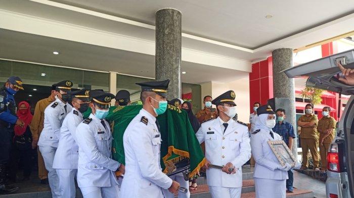 Gubernur Sumbar Lepas Jenazah Mantan Sekda Rusdi Lubis untuk Dimakamkan di TPU Tunggul Hitam