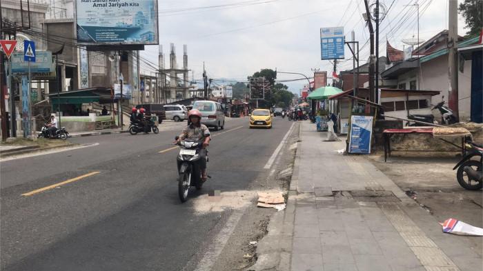 KECELAKAAN LALU LINTAS - Bekas darah dari korban kecelakaan yang ditutupi dengan pasir di Jalan Soekarno Hatta, Kelurahan Garegeh, Kecamatan Mandiangin Koto Selayan, Kota Bukittinggi, Kamis (28/8/2025). Lini menjelaskan, saat menuju ke lokasi kecelakaan, ia melihat seorang ibu-ibu tergeletak dan bersimbah darah di tepi jalan.