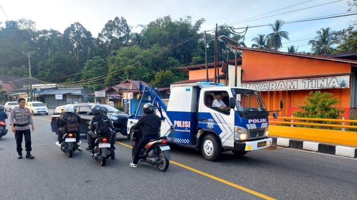 KECELAKAAN LALU LINTAS- KECELAKAAN LALU LINTAS - Petugas Unit Laka Lantas melakukan evakuasi terhadap kendaraan yang terlibat kecelakaan lalu lintas di Jalan Lintas Padang–Bukittinggi, kawasan Kelok Pinyaram, Kecamatan 2x11 K Kanit Gakkum (Penegakan Hukum) Satlantas Polres Padang Pariaman, Ipda Rudi Purnama, sebut kaki korban pengendara sepeda motor putus sebelah kiri.