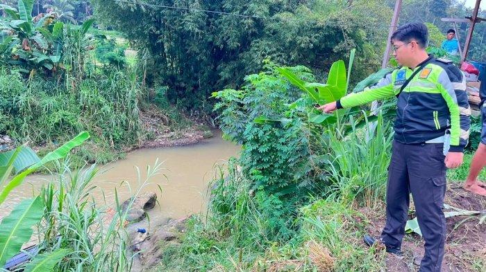 KECELAKAAN- Kecelakaan lalu lintas fatal kembali terjadi di ruas Jalan Lintas Sumatera (Jalinsum), Kabupaten Sijunjung, Sumatera Barat, Senin (25/5/2026) subuh. Sebuah minibus Mitsubishi Pajero hilang kendali yang diduga kuat akibat pengemudi mengalami micro sleep atau tertidur sesaat, sebelum akhirnya menghantam kendaraan lain dan terjun ke jurang.