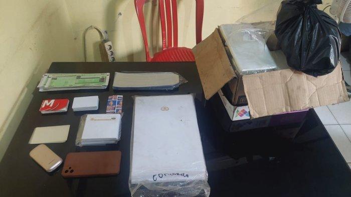 Deretan Barang Bukti yang Diamankan dari Kios Fotokopi di Padang Terkait Pemalsuan Dokumen Negara
