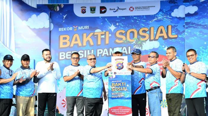 Wali Kota Padang Fadly Amran Hadiri Bakti Sosial Bersih Pantai Bersama Polda Sumbar
