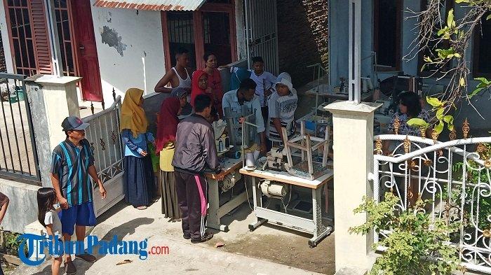 Rumah Terbakar di Padang, Warga Terpaksa Dobrak Pintu untuk Keluarkan Barang-barang Konveksi